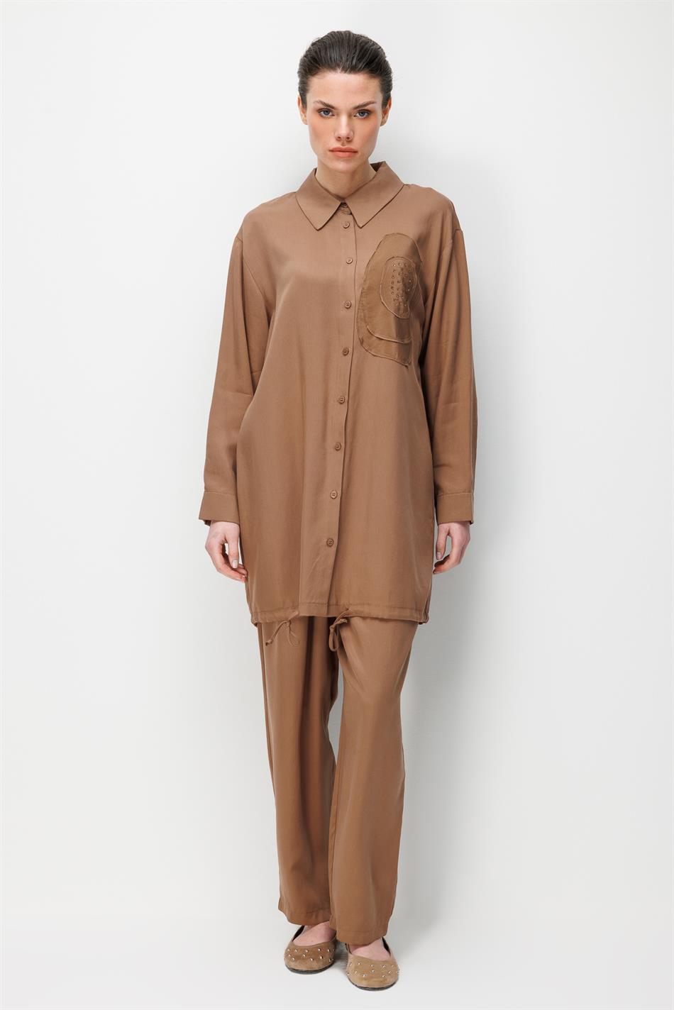 100% natuurlijke LyoCEL gedrapeerde, zachte broek en maxi-tuniek met rozenborduursel en -afwerking - Koffie