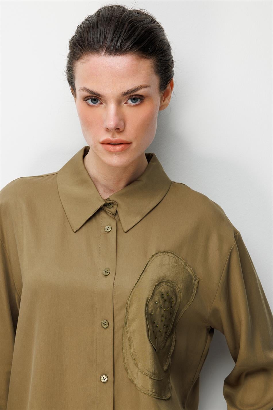 100% natuurlijke LyoCEL gedrapeerde, zachte broek en maxi-tuniek met rozenborduursel en -afwerking - Khaki