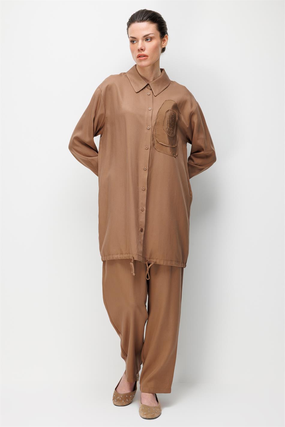 100% natuurlijke LyoCEL gedrapeerde, zachte broek en maxi-tuniek met rozenborduursel en -afwerking - Koffie