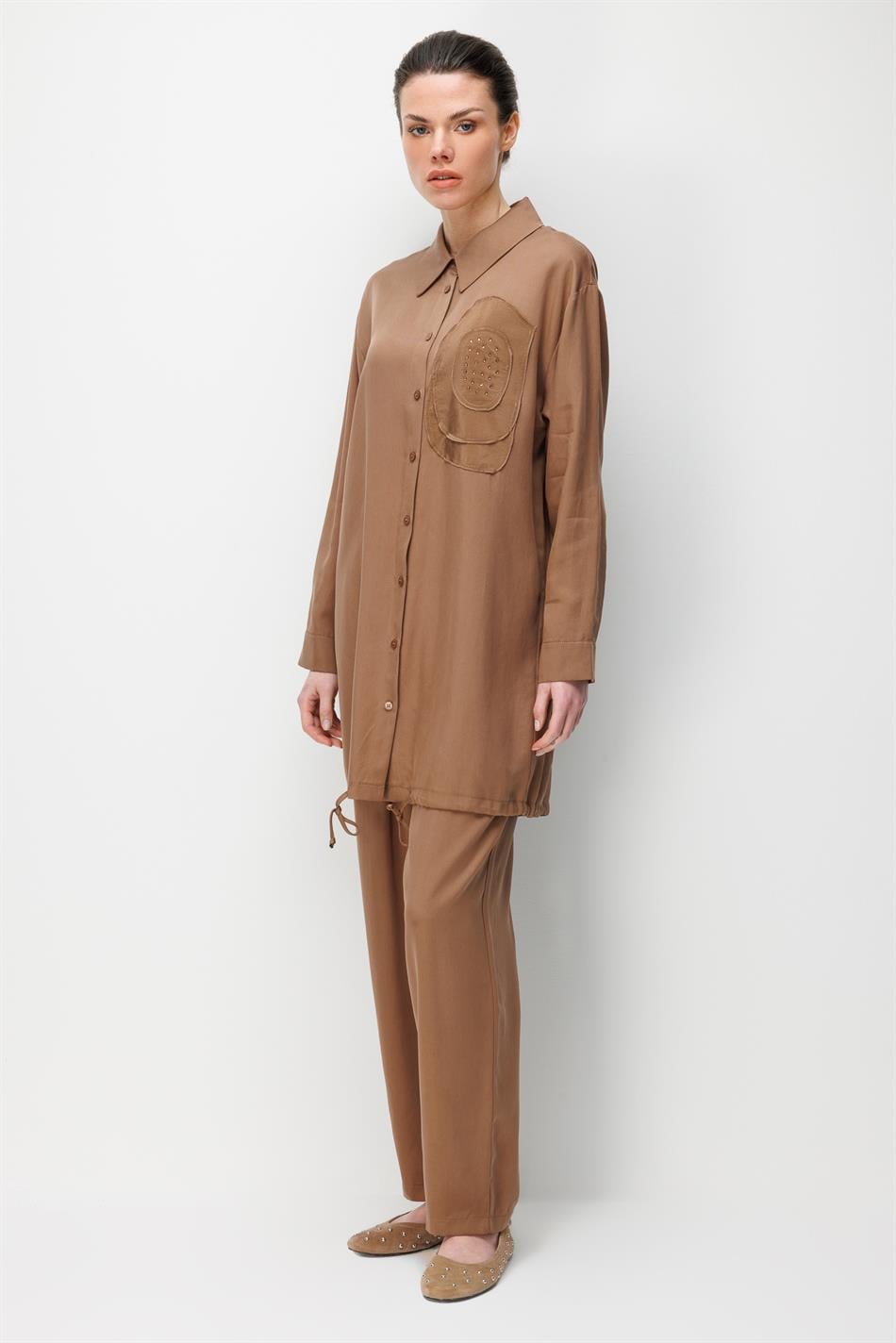 100% natuurlijke LyoCEL gedrapeerde, zachte broek en maxi-tuniek met rozenborduursel en -afwerking - Koffie