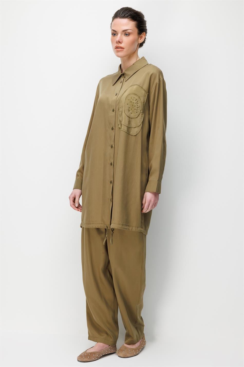 100% natuurlijke LyoCEL gedrapeerde, zachte broek en maxi-tuniek met rozenborduursel en -afwerking - Khaki