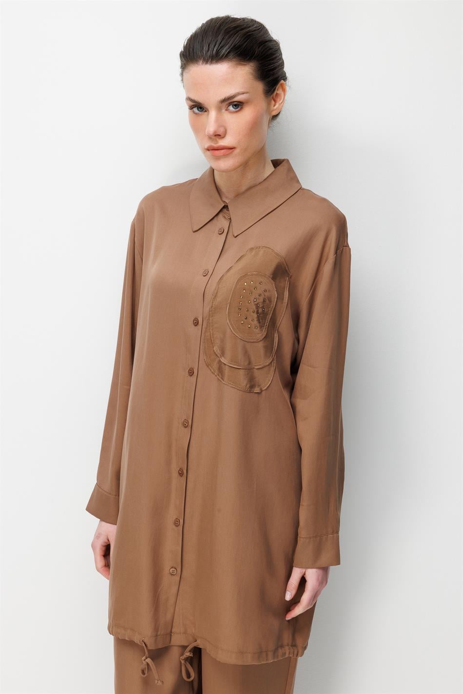 100% natuurlijke LyoCEL gedrapeerde, zachte broek en maxi-tuniek met rozenborduursel en -afwerking - Koffie