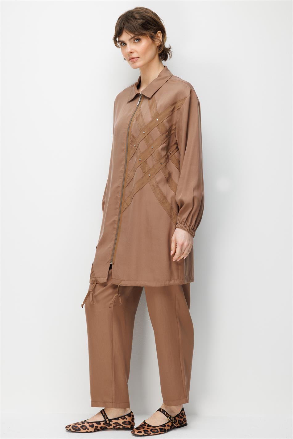 100% natuurlijke LyoCELL gedrapeerde, zachte broek met heupcoating en geweven details - Koffie