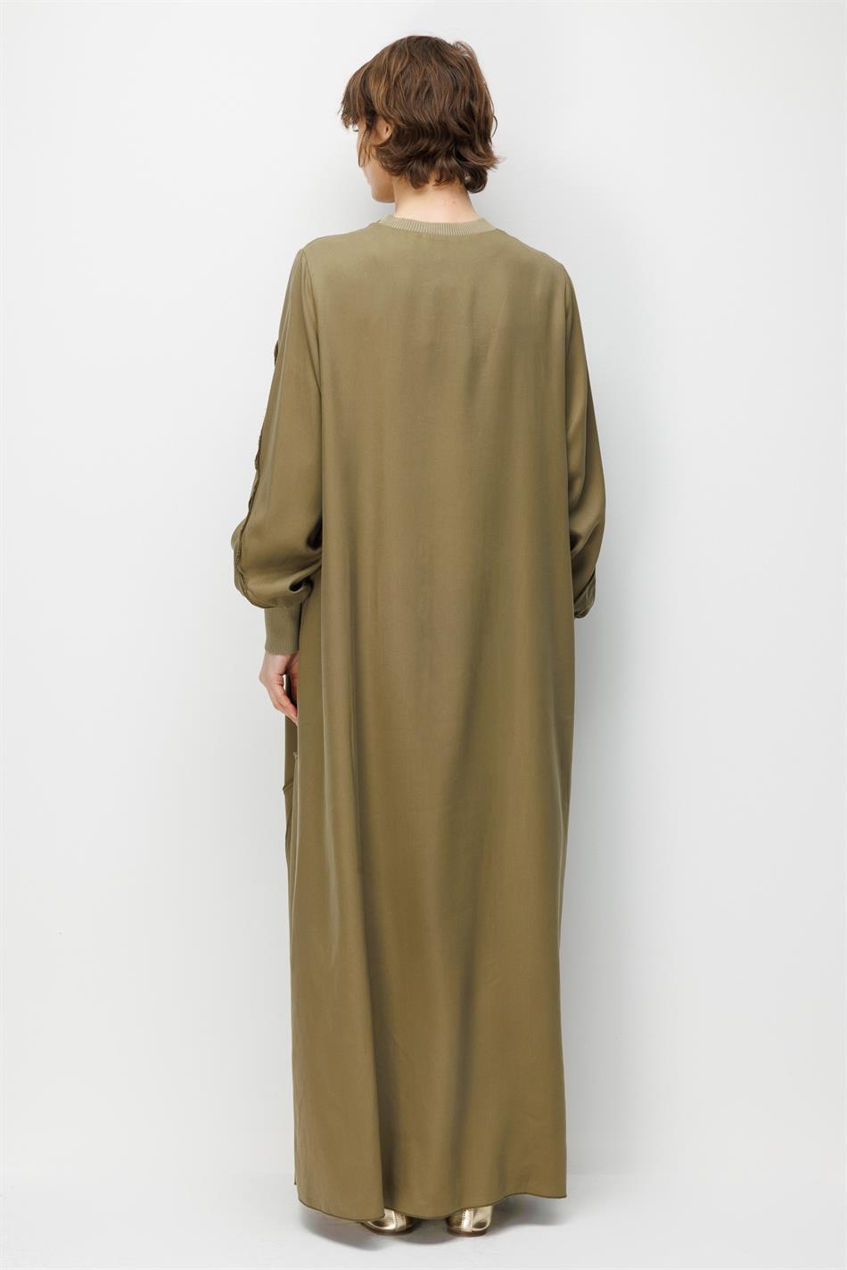 100% natuurlijke LyoCELL gedrapeerde maxi-jurk met zachte textuur en subtiele stikdetails - Khaki