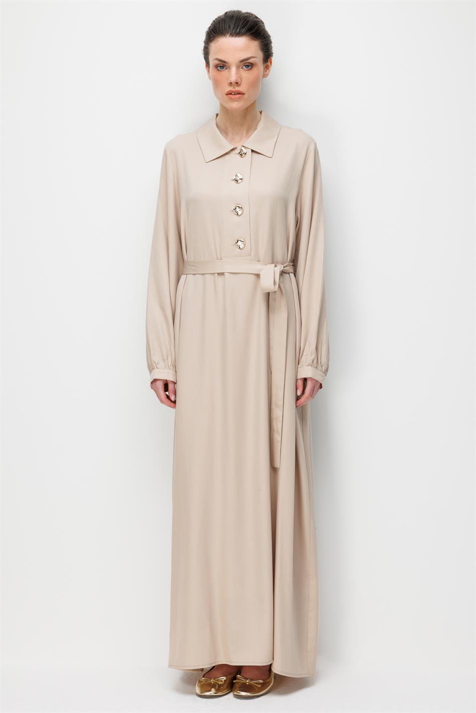 100% natuurlijke LyoCELL, soepel vallende stof, knoopsluiting, speciale jurksteen.