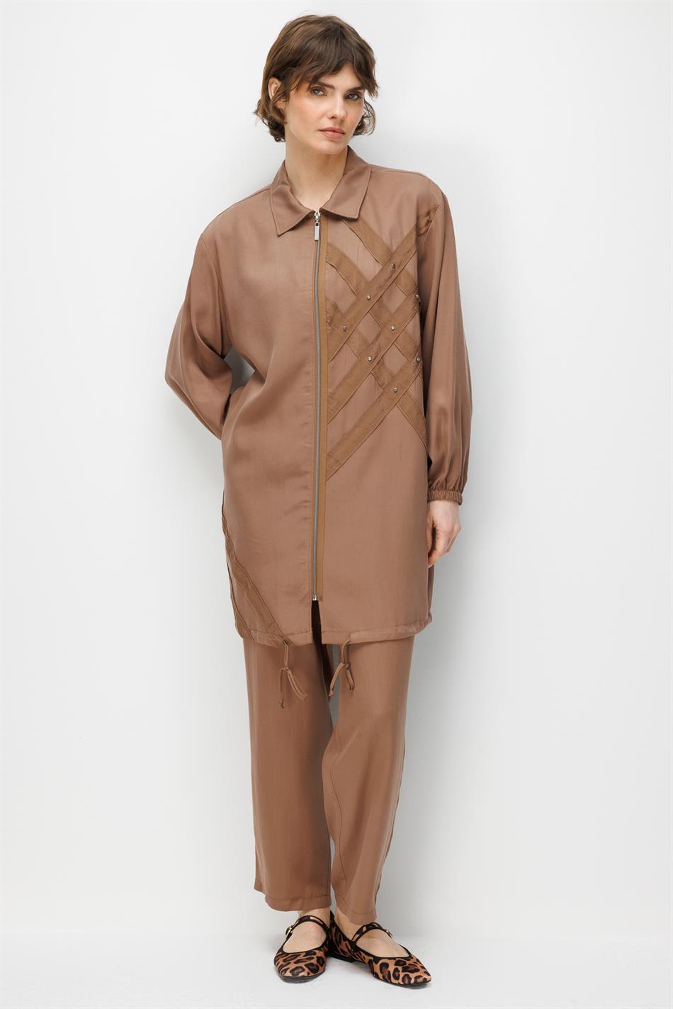 100% natuurlijke LyoCELL gedrapeerde, zachte broek met heupcoating en geweven details - Koffie