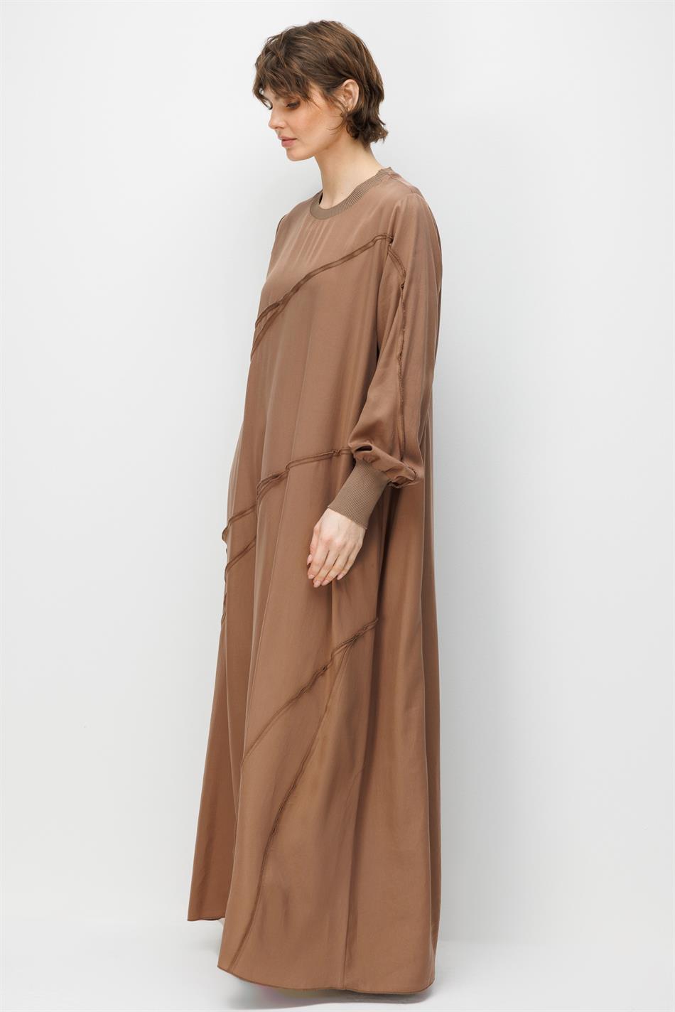 100% natuurlijke LyoCELL gedrapeerde maxi-jurk met zachte textuur en subtiele stikdetails - Bruin