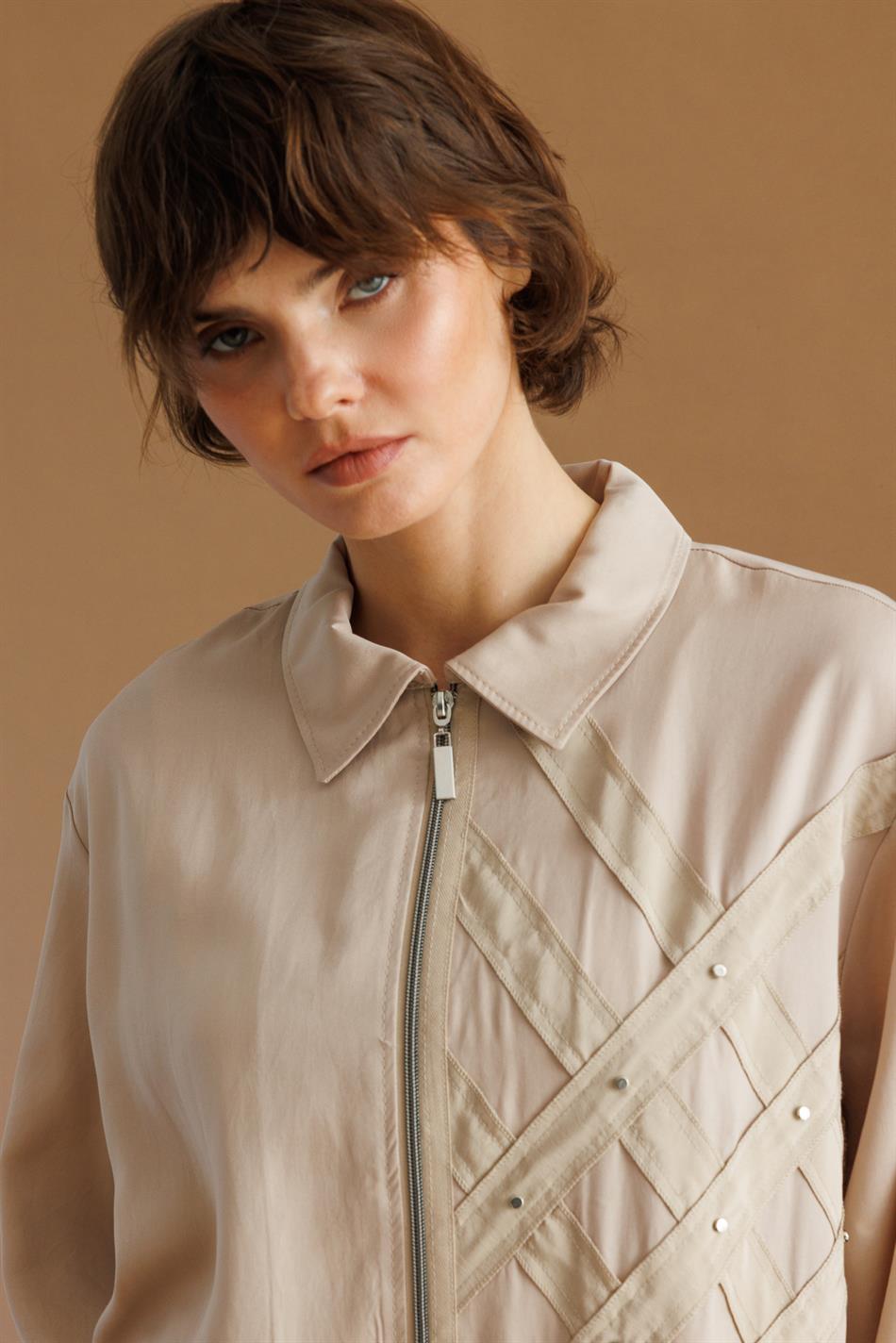 100% natuurlijke LyoCELL gedrapeerde, zachte broek met heupcoating en geweven details.