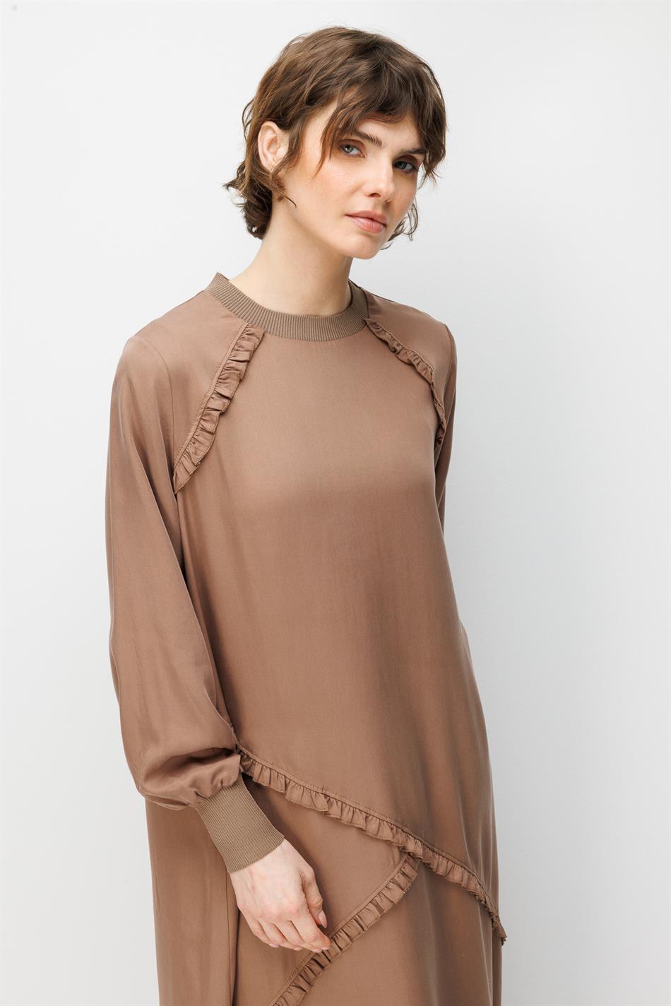 100% natuurlijke LyoCELL gedrapeerde, zachte maxi-jurk met plooien en Aller Garni-details - Bruin