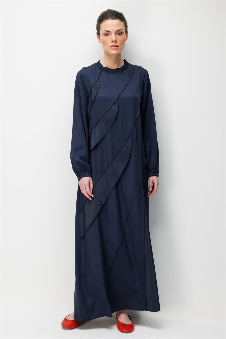 100% natuurlijke LyoCELL gedrapeerde maxi-jurk met zachte textuur en ruches - Marineblauw