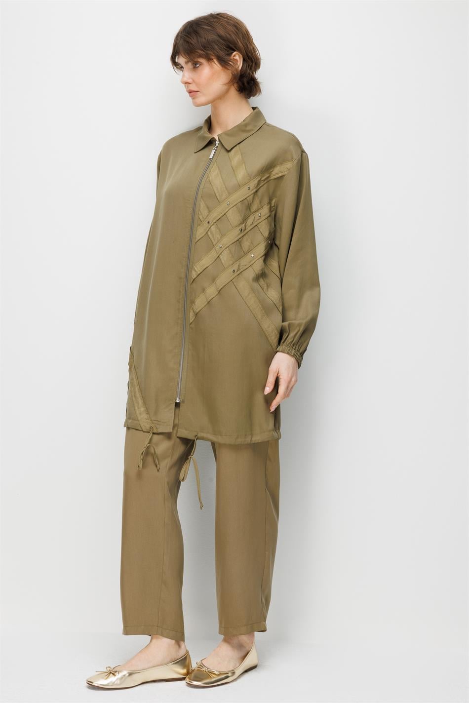 100% natuurlijke LyoCELL gedrapeerde, zachte broek met heupcoating en geweven details - Khaki