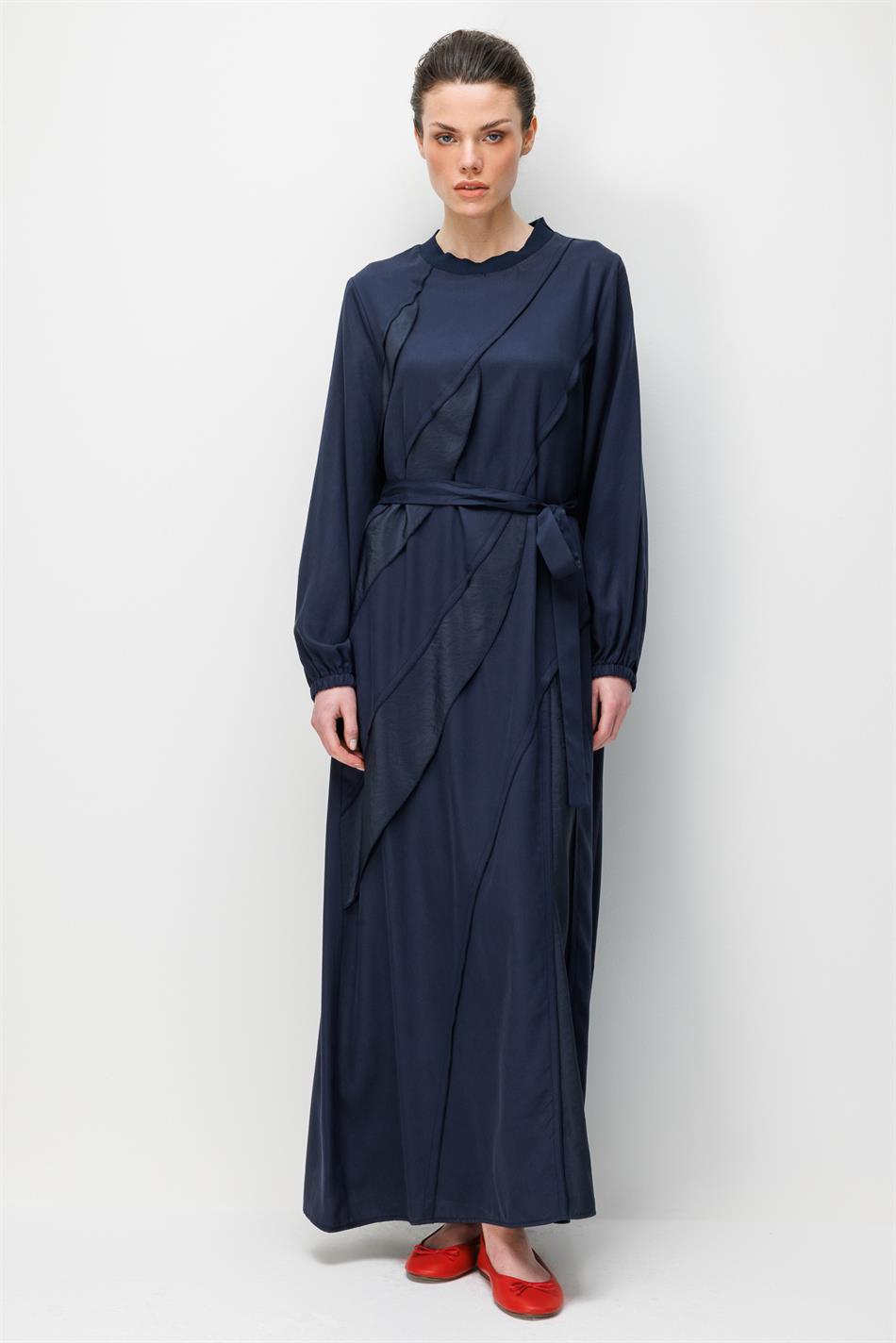 100% natuurlijke LyoCELL gedrapeerde maxi-jurk met zachte textuur en ruches - Marineblauw