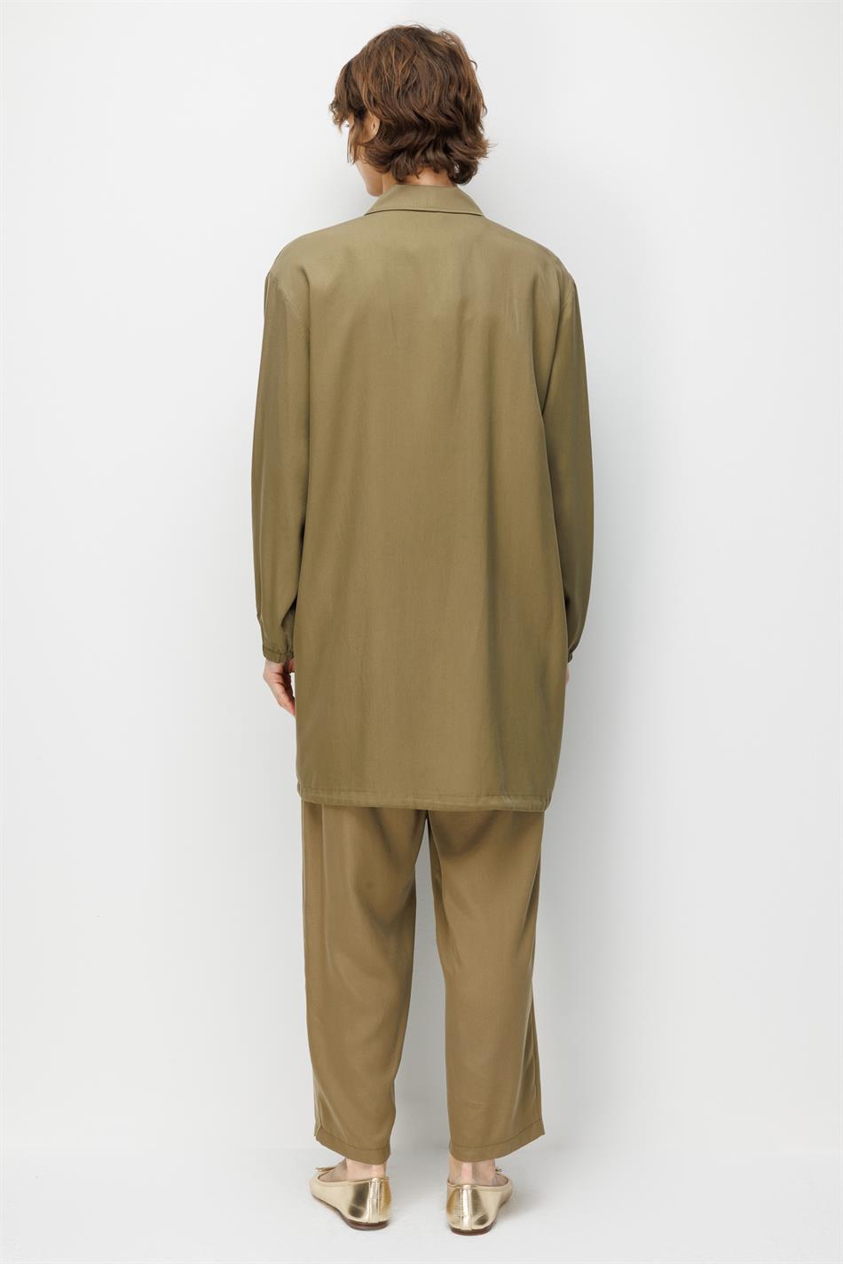 100% natuurlijke LyoCELL gedrapeerde, zachte broek met heupcoating en geweven details - Khaki