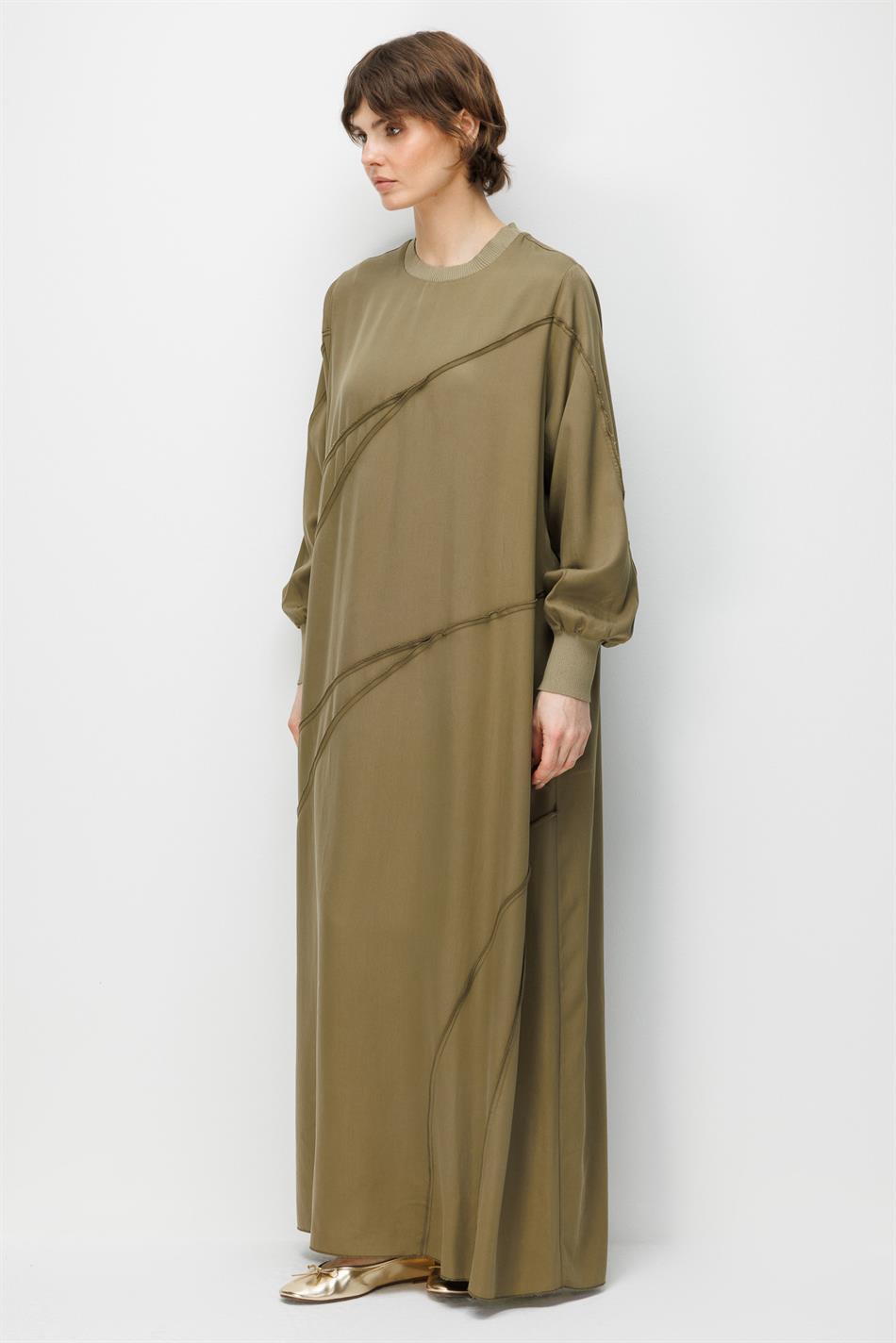 100% natuurlijke LyoCELL gedrapeerde maxi-jurk met zachte textuur en subtiele stikdetails - Khaki