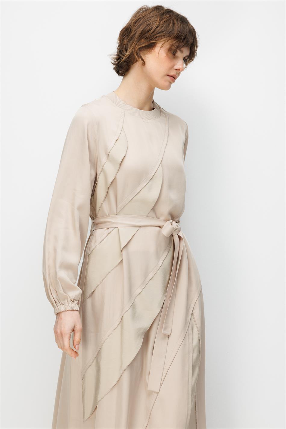 100% natuurlijke LyoCELL gedrapeerde, zachte maxi-jurk met middellange ruches - versierd met steentjes