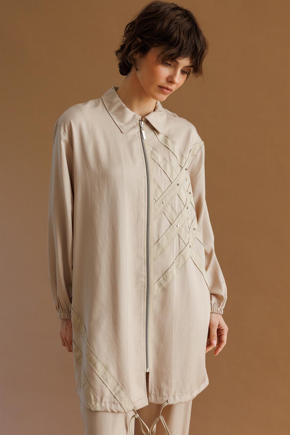 100% natuurlijke LyoCELL gedrapeerde, zachte broek met heupcoating en geweven details.
