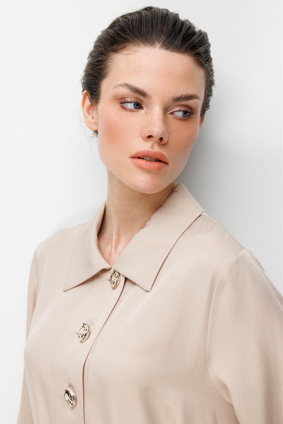 100% natuurlijke LyoCELL, soepel vallende stof, knoopsluiting, speciale jurksteen.