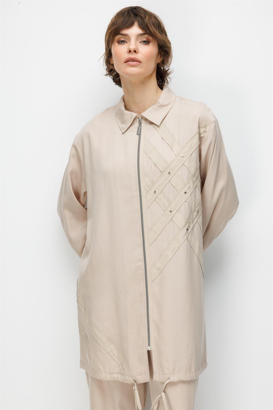 100% natuurlijke LyoCELL gedrapeerde, zachte broek met heupcoating en geweven details.