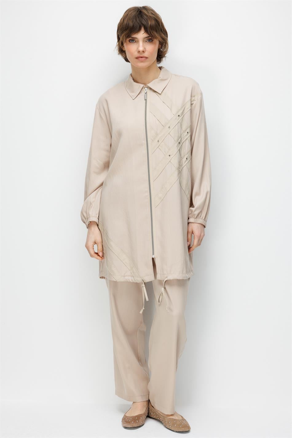 100% natuurlijke LyoCELL gedrapeerde, zachte broek met heupcoating en geweven details.