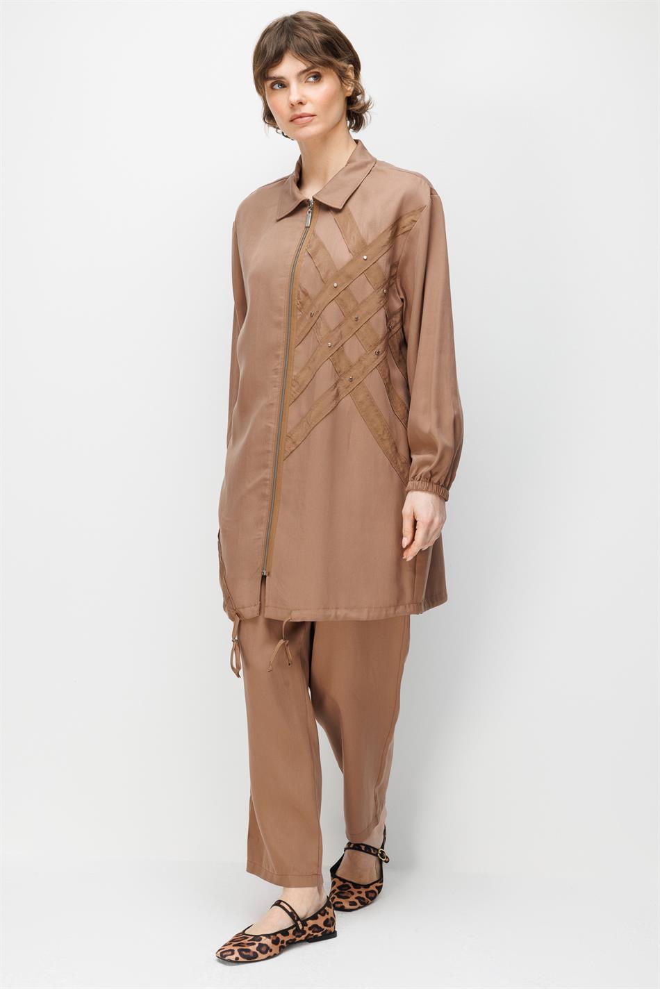 100% natuurlijke LyoCELL gedrapeerde, zachte broek met heupcoating en geweven details - Koffie