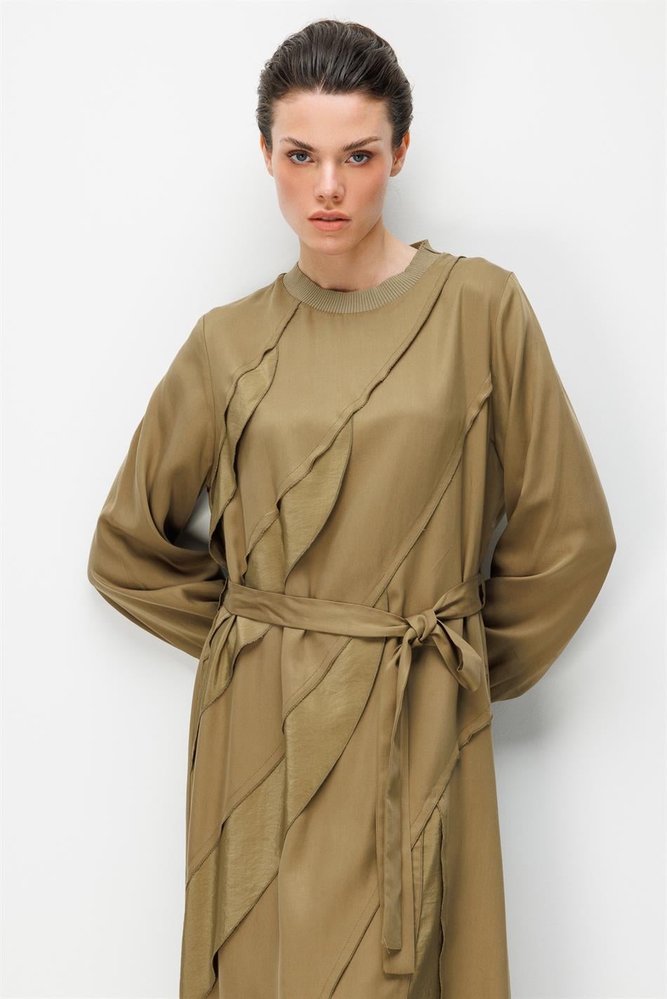 100% natuurlijke LyoCELL gedrapeerde maxi-jurk met ruches en zachte textuur - Khaki