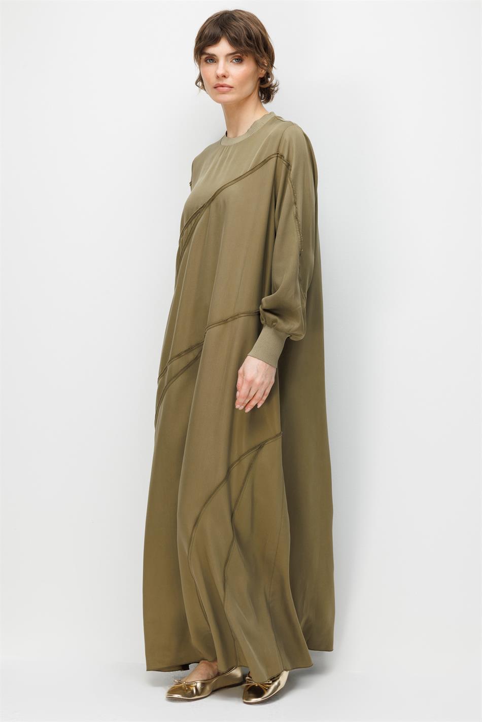 100% natuurlijke LyoCELL gedrapeerde maxi-jurk met zachte textuur en subtiele stikdetails - Khaki