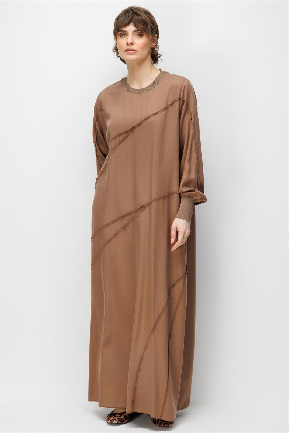 100% natuurlijke LyoCELL gedrapeerde maxi-jurk met zachte textuur en subtiele stikdetails - Bruin