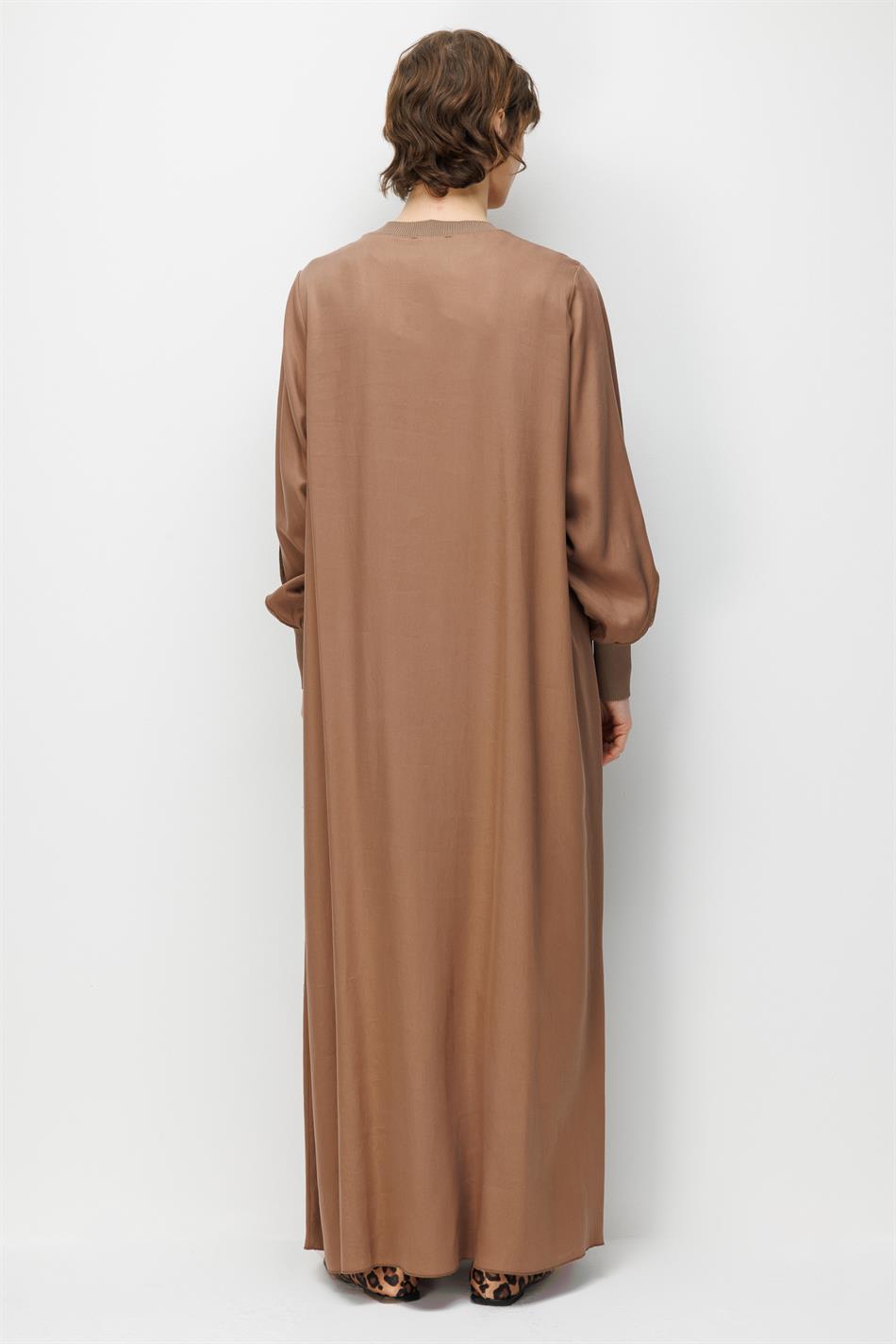 100% natuurlijke LyoCELL gedrapeerde maxi-jurk met zachte textuur en subtiele stikdetails - Bruin