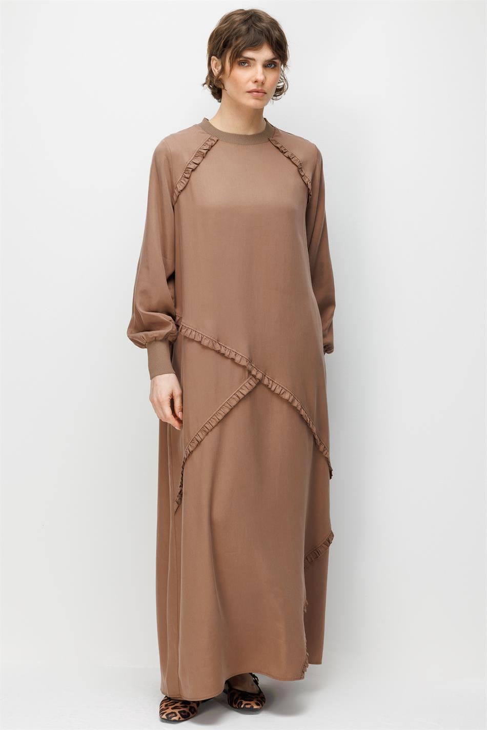 100% natuurlijke LyoCELL gedrapeerde, zachte maxi-jurk met plooien en Aller Garni-details - Bruin