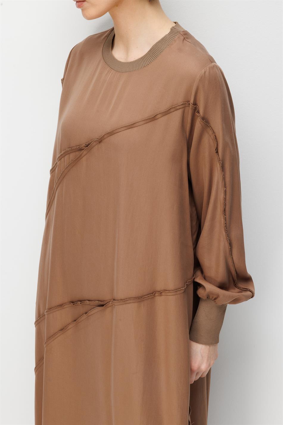 100% natuurlijke LyoCELL gedrapeerde maxi-jurk met zachte textuur en subtiele stikdetails - Bruin