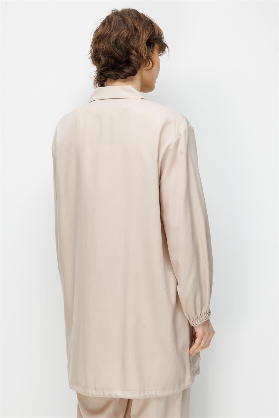 100% natuurlijke LyoCELL gedrapeerde, zachte broek met heupcoating en geweven details.