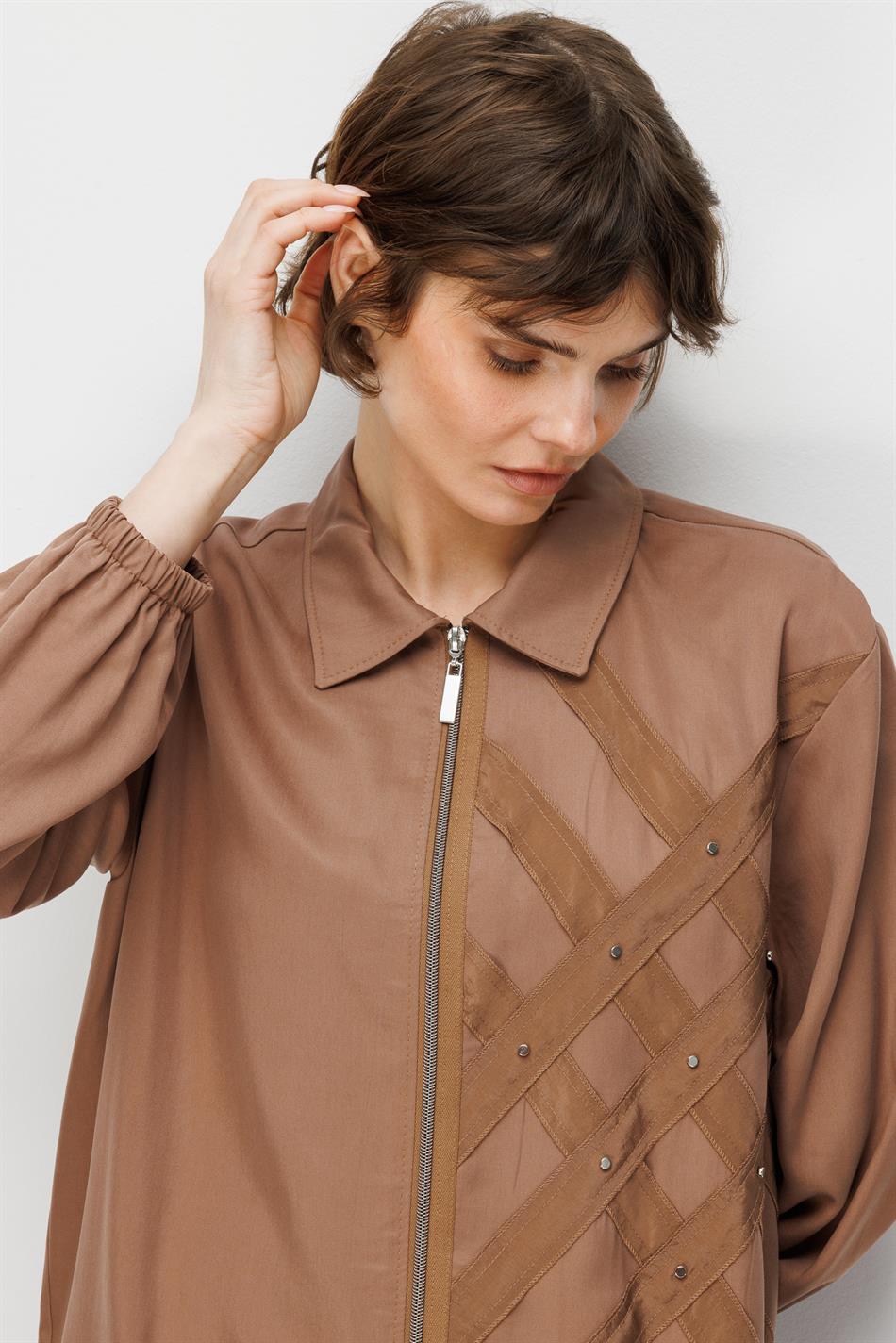 100% natuurlijke LyoCELL gedrapeerde, zachte broek met heupcoating en geweven details - Koffie