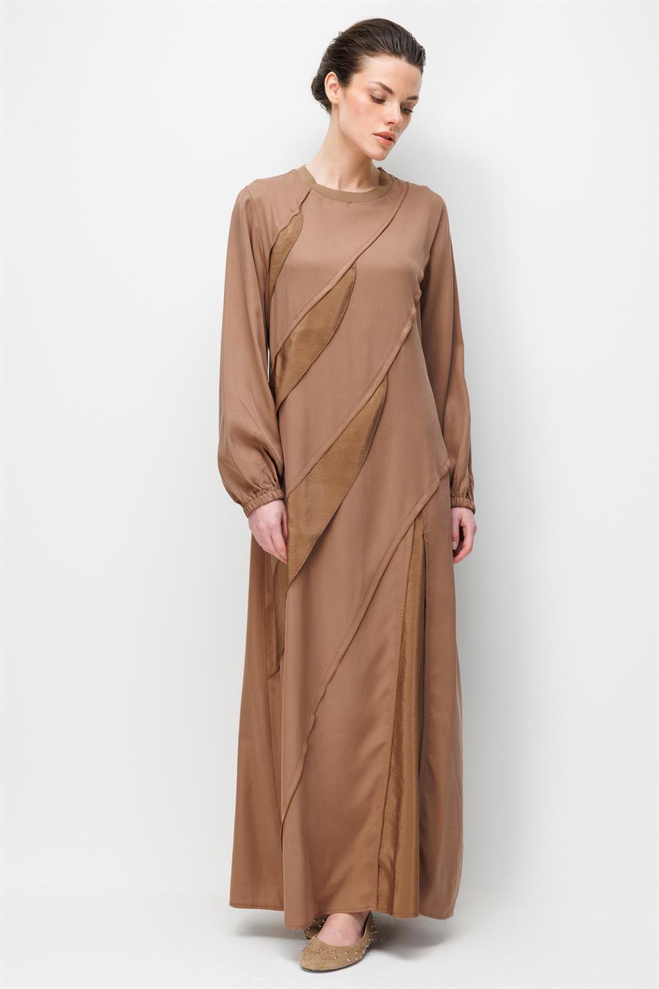 100% natuurlijke LyoCELL gedrapeerde maxi-jurk met ruches en zachte textuur - Bruin