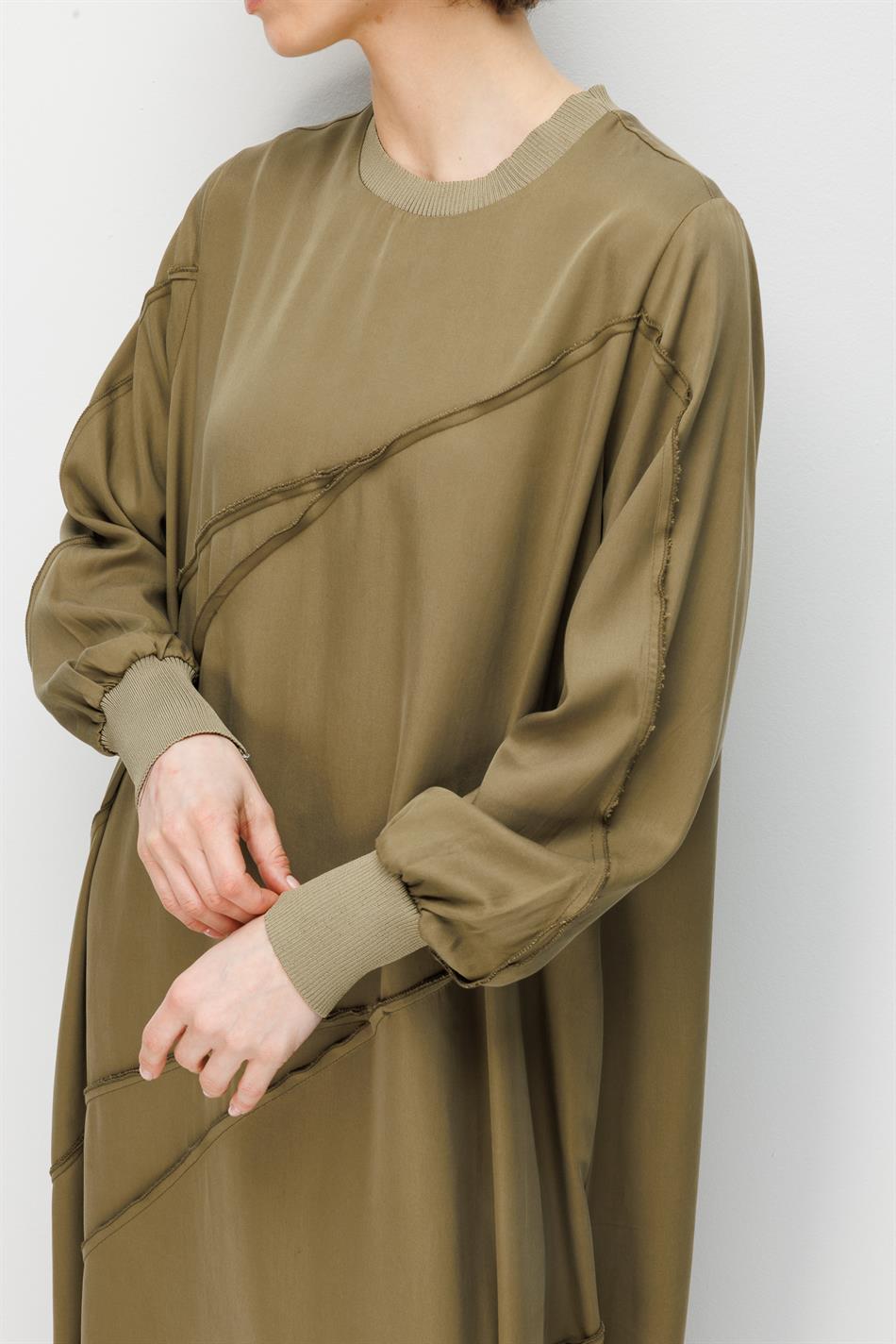 100% natuurlijke LyoCELL gedrapeerde maxi-jurk met zachte textuur en subtiele stikdetails - Khaki