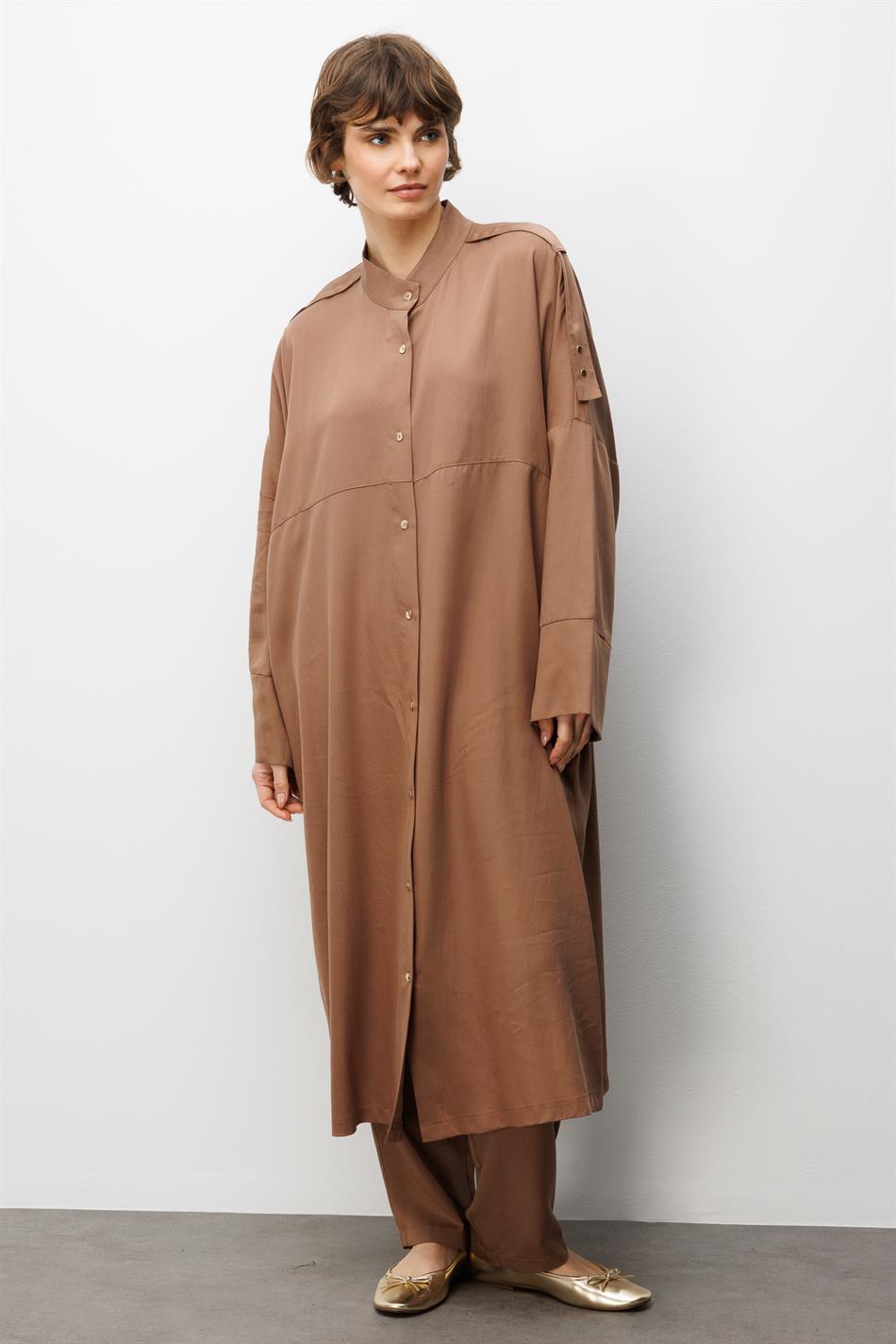 %100 Doğal LyoCELL ile Dökümlü Soft Hissiyat Rahat Kalıp Apolet ve Özel Düğme Detaylı Maxi Tunik-Kahve