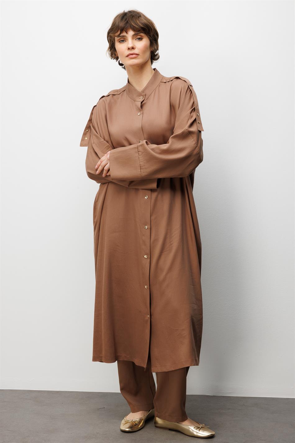 %100 Doğal LyoCELL ile Dökümlü Soft Hissiyat Rahat Kalıp Apolet ve Özel Düğme Detaylı Maxi Tunik-Kahve