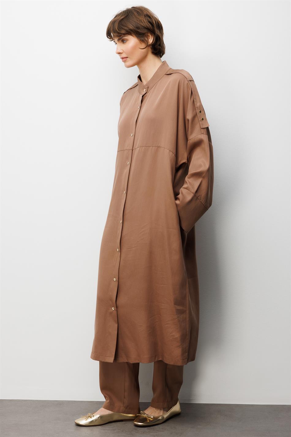 %100 Doğal LyoCELL ile Dökümlü Soft Hissiyat Rahat Kalıp Apolet ve Özel Düğme Detaylı Maxi Tunik-Kahve