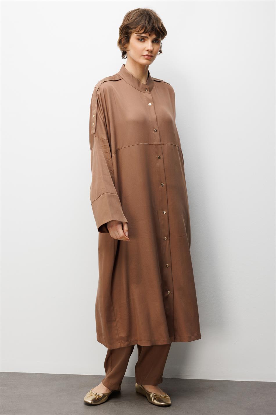 %100 Doğal LyoCELL ile Dökümlü Soft Hissiyat Rahat Kalıp Apolet ve Özel Düğme Detaylı Maxi Tunik-Kahve