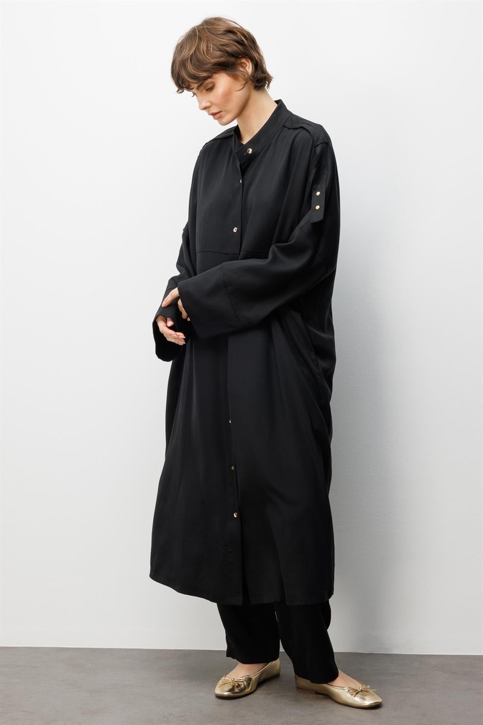 %100 Doğal LyoCELL ile Dökümlü Soft Hissiyat Rahat Kalıp Apolet ve Özel Düğme Detaylı Maxi Tunik-Siyah