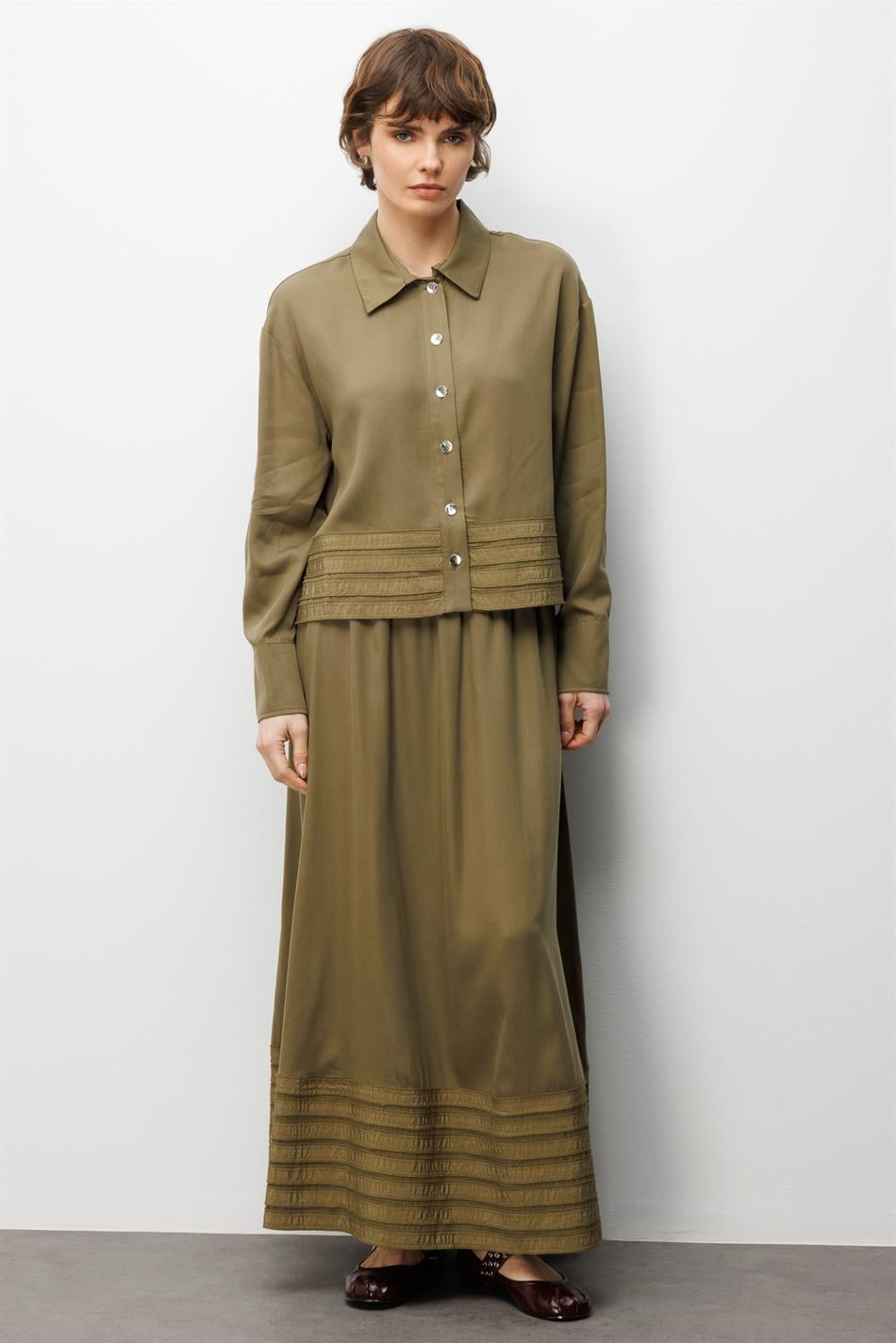 %100 Doğal LyoCELL ile Dökümlü Soft Hissiyat ve Elişi Bant Detaylı Maxi Etek / Ceket Kombin Takım-Haki