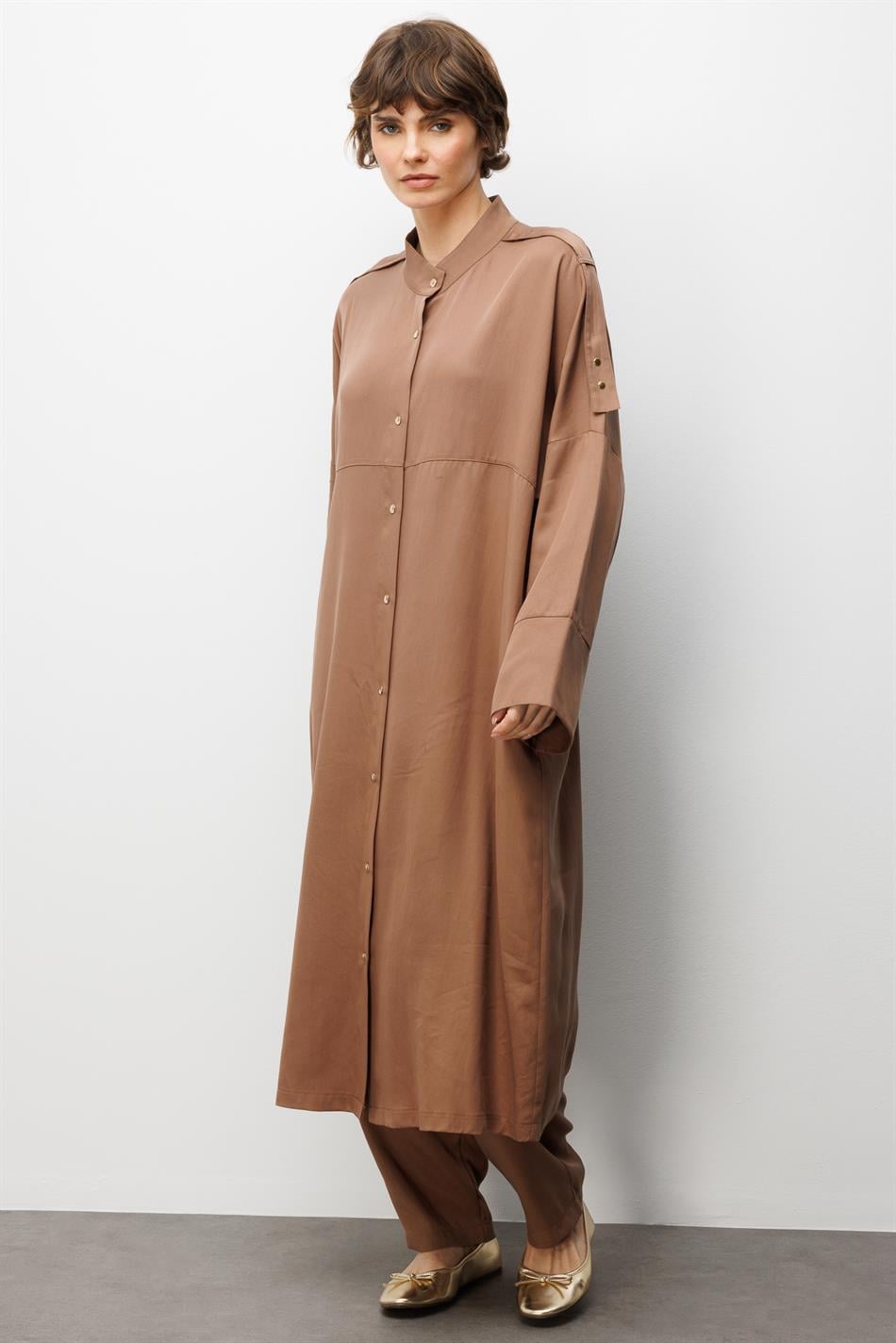%100 Doğal LyoCELL ile Dökümlü Soft Hissiyat Rahat Kalıp Apolet ve Özel Düğme Detaylı Maxi Tunik-Kahve