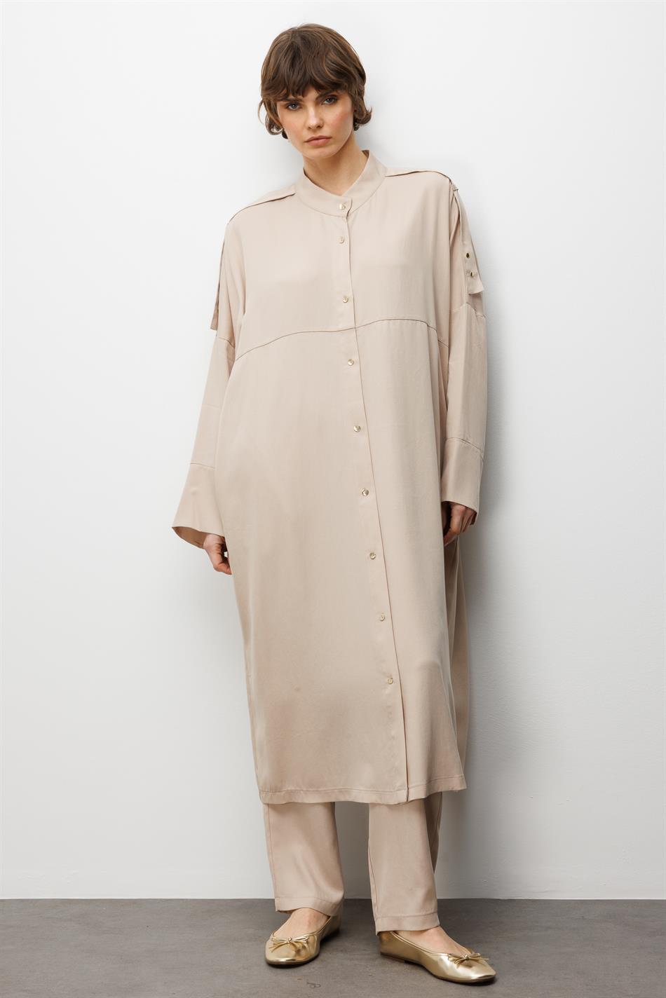 %100 Doğal LyoCELL ile Dökümlü Soft Hissiyat Rahat Kalıp Apolet ve Özel Düğme Detaylı Maxi Tunik-Taş