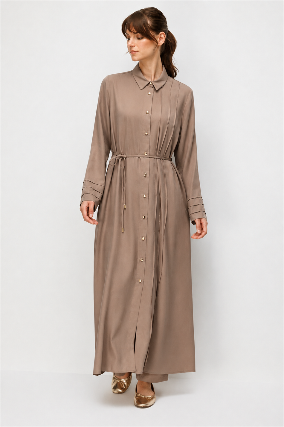 Qolları və gövdəsi qabırğalı detallarla 100% Təbii LyoCELL Maxi Draped Yumşaq Parça Abaya - Qəhvəyi