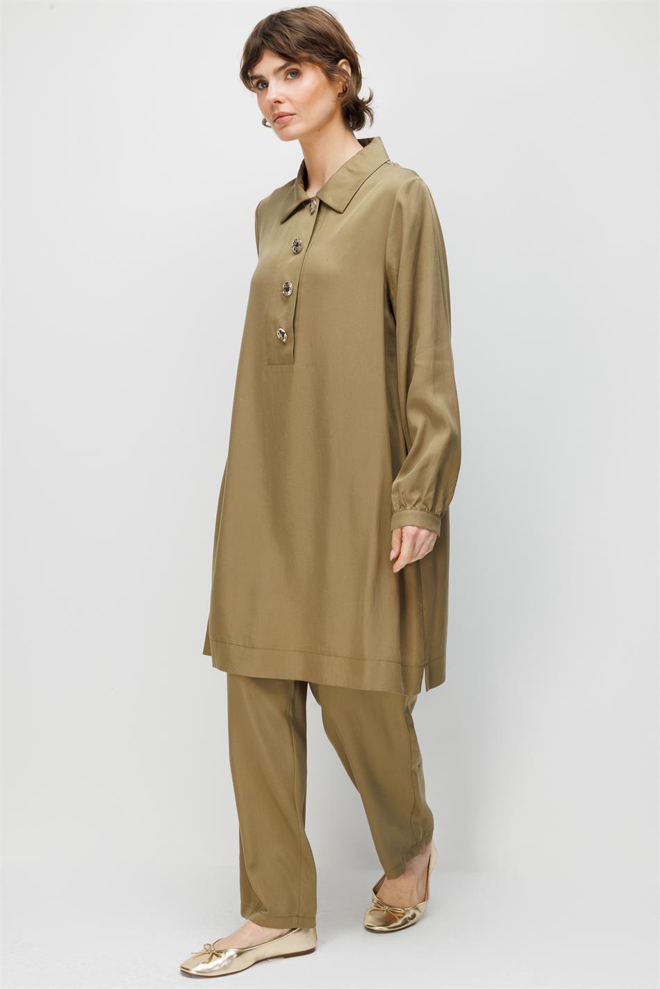 100% natuurlijke LyoCELL maxi-tuniek en broek van zachte, gedrapeerde stof die de heupen bedekt - kaki