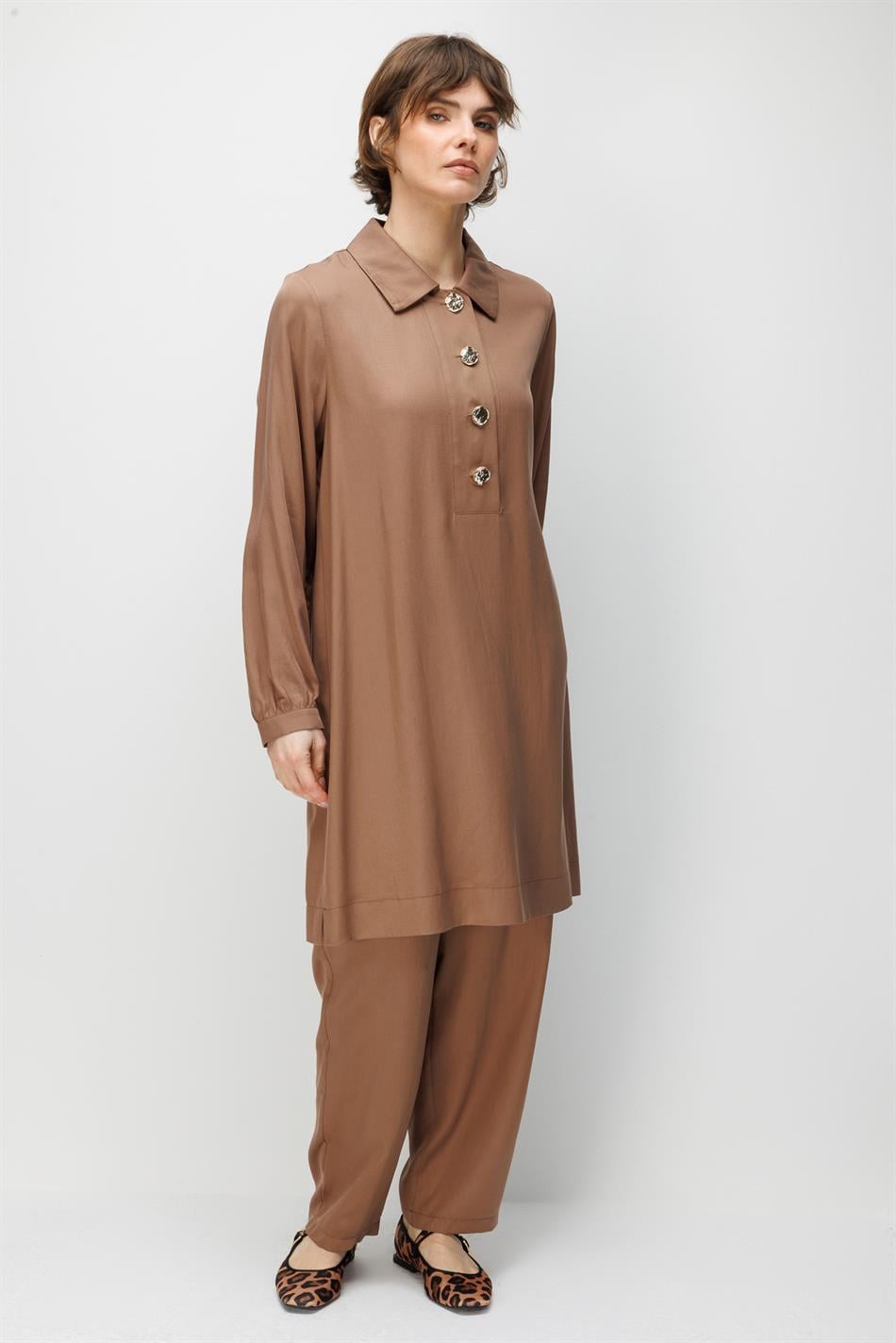 100% natuurlijke LyoCELL maxi-tuniek en broek van zachte, gedrapeerde stof die de heupen bedekt - Koffie