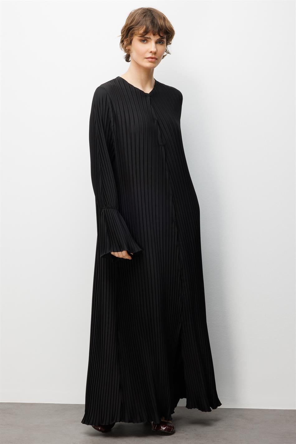 %100 Sentetik Dökümlü Komple Piliseli Önde Çıtçıt Kapamalı Ferace-Siyah