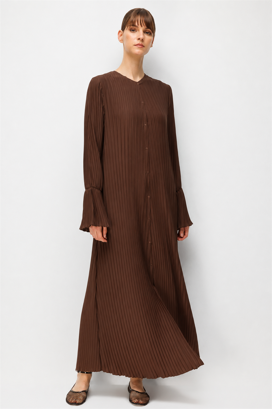 Ön tərəfində düymə ilə bağlanan 100% sintetik örtüklü tam qatlı abaya - Qəhvəyi