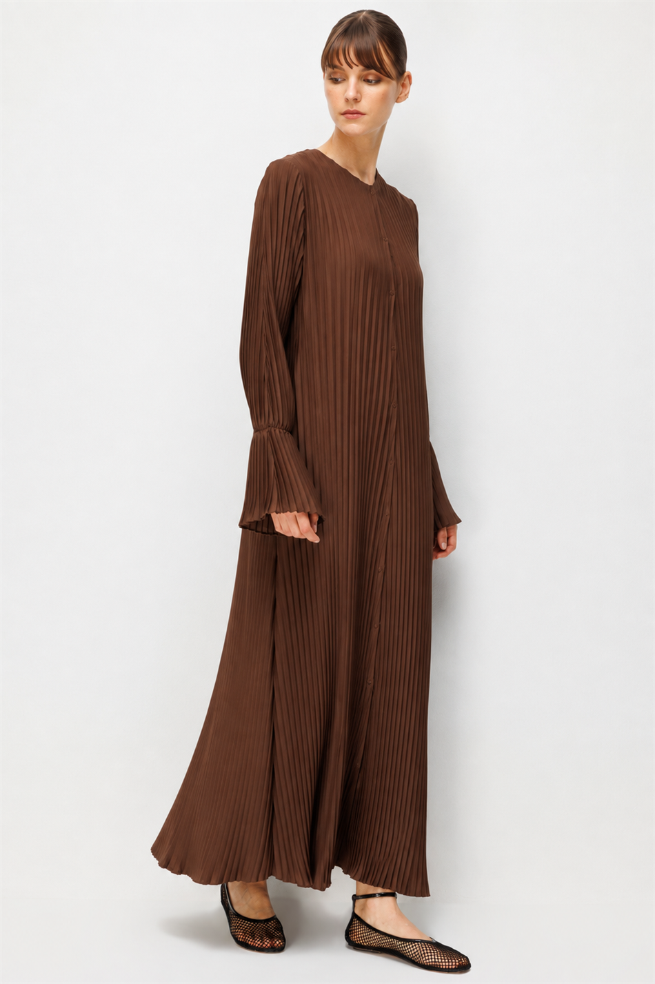 Ön tərəfində düymə ilə bağlanan 100% sintetik örtüklü tam qatlı abaya - Qəhvəyi