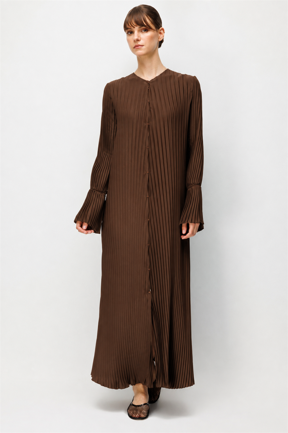 Ön tərəfində düymə ilə bağlanan 100% sintetik örtüklü tam qatlı abaya - Qəhvəyi