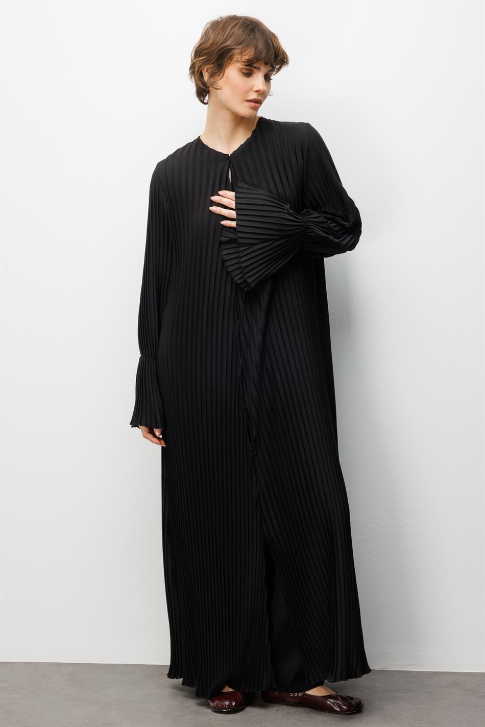 %100 Sentetik Dökümlü Komple Piliseli Önde Çıtçıt Kapamalı Ferace-Siyah